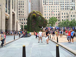 Jeff Koons's Split-Rocker (photo by John Haber, Rockefeller Center, 2000–2014)